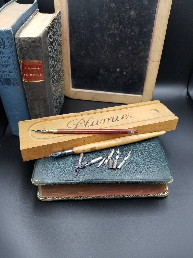 Vintage Français Wood Fountain Pen Box Plumier' avec 2 Stylos Plume en Encre Trempette Bois Plus Plu