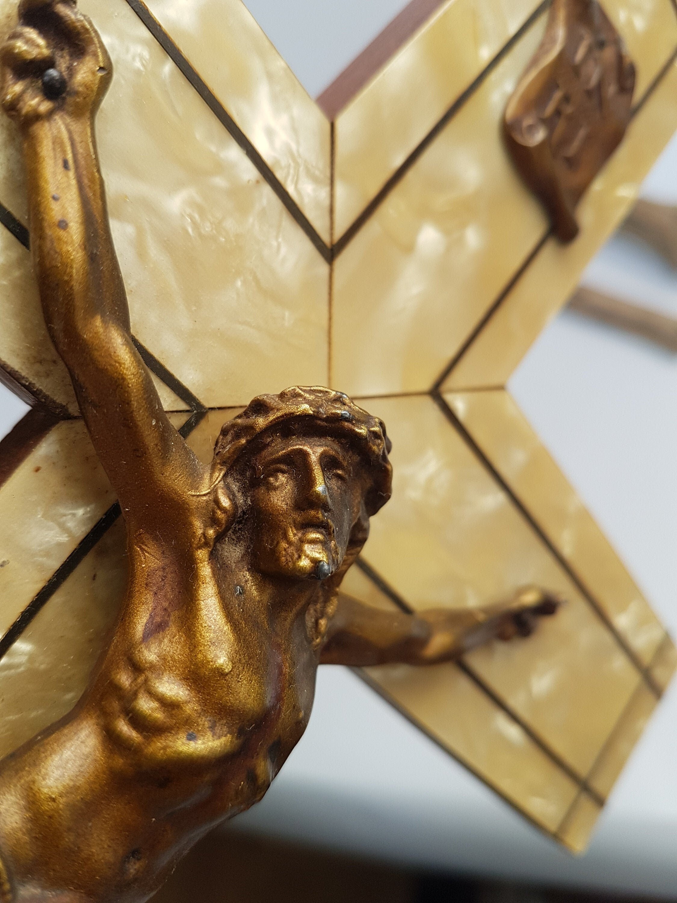 Grand Français Vintage Celluloïd et Crucifix en Bois avec Jésus Bronze. Crucifix Mural. Faux Marbre
