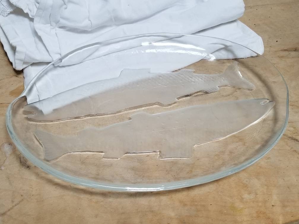 Vintage Kosta Boda Fish Serving Platter With Two Fishes Design By Goran Warff. Plaque Mcm Ovale en V