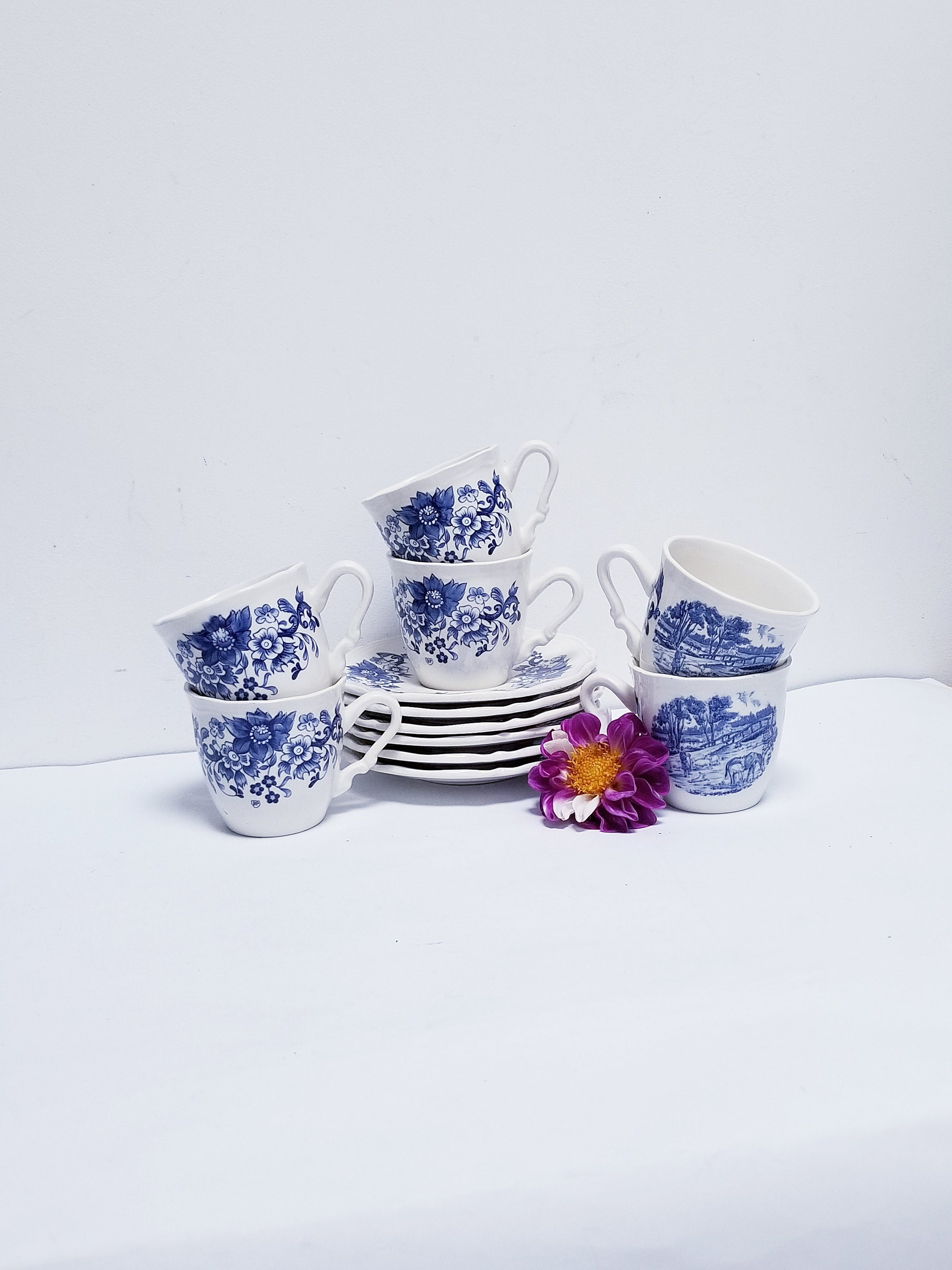 Vintage Français 6 Sarreguemines Blue White Tasses à Café et Soucoupes Florales de Chasse Scènes de 