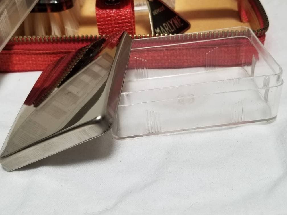 Trousse de toilette vintage complète en cuir bordeaux années 1950 (16x21cm, 5cm d'épaisseur) - Accessoires & Bagagerie