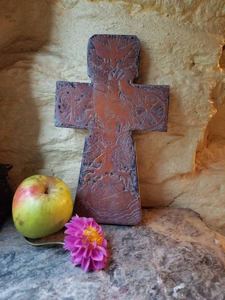 Vintage Français Xp Crucifix Sculpté à La Main en Or Teinté Arbre de Vie, Agneau, Oiseau Paix, Jésus