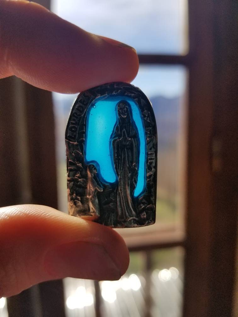 Vintage Français Lourdes Souvenir Visitation de Bernadette Par Marie. Effet Vitrail en Plastique Ble