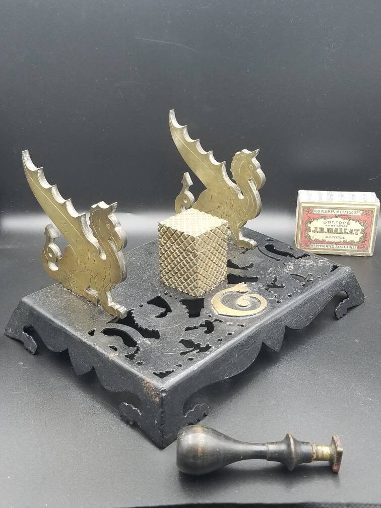 Vintage Paraphé G' Ink Stand Peint Métal Noir et Laiton Mythologique Griffon Oiseaux avec Épais Cube