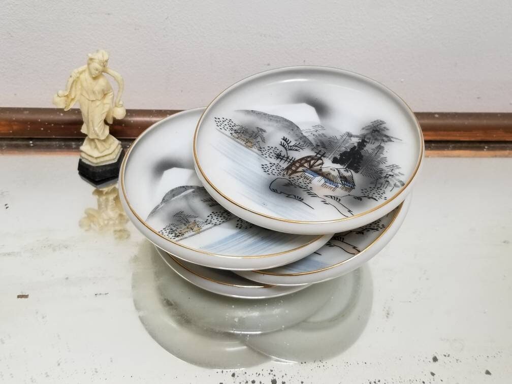 Vintage Japonais Kutani Porcelaine Ensemble de 4 Soucoupes avec Moulin à Vent et Mont Fuji Image