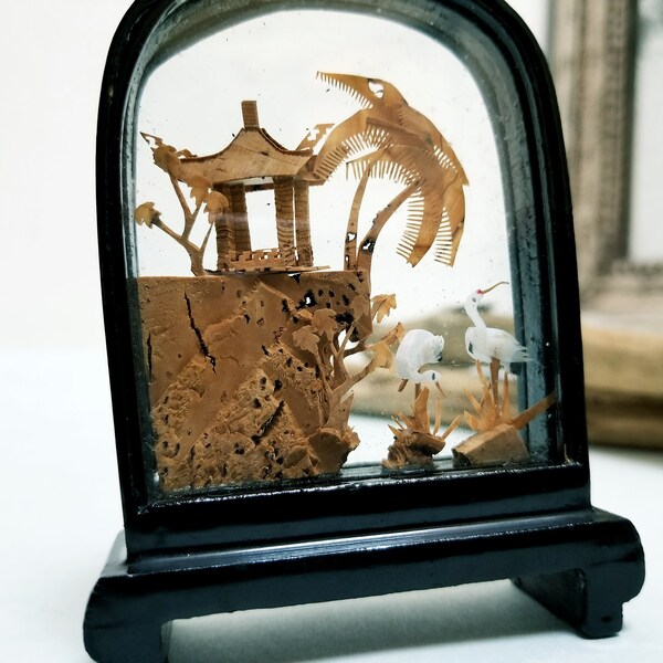 Vintage kleine chinesische geschnitzt Ekorkenzieher 3D Diorama Bild. Kleine schwarze Holz gerahmt Kork Bild. Tempel und Störche.