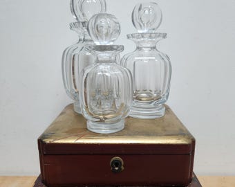 Flacon à parfum baccarat à côtes plates cristal rouge framboise dégradé Flacon à parfum baccarat à côtes plates cristal rouge framboise dégradé