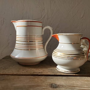 Antike französische Creil Montereau Milch- und Sahnekännchen: Orange & Goldstreifen