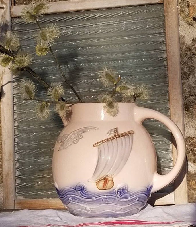 Antique Français Sarreguemines Digoin Delicate Pink Majolica Jug Sea & Boat Barbotine. Carafe à Thèm