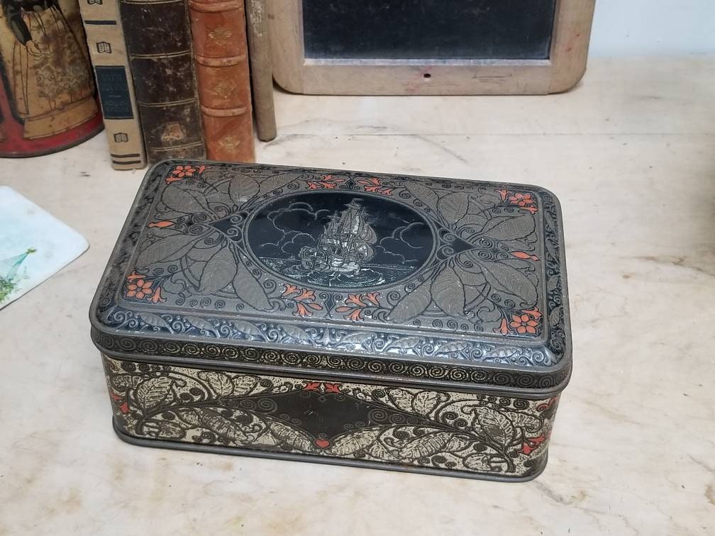 Ancien Français Étain Rustique avec Ship On Lid Détail de Fleur d'orange et Feuille d'argent.