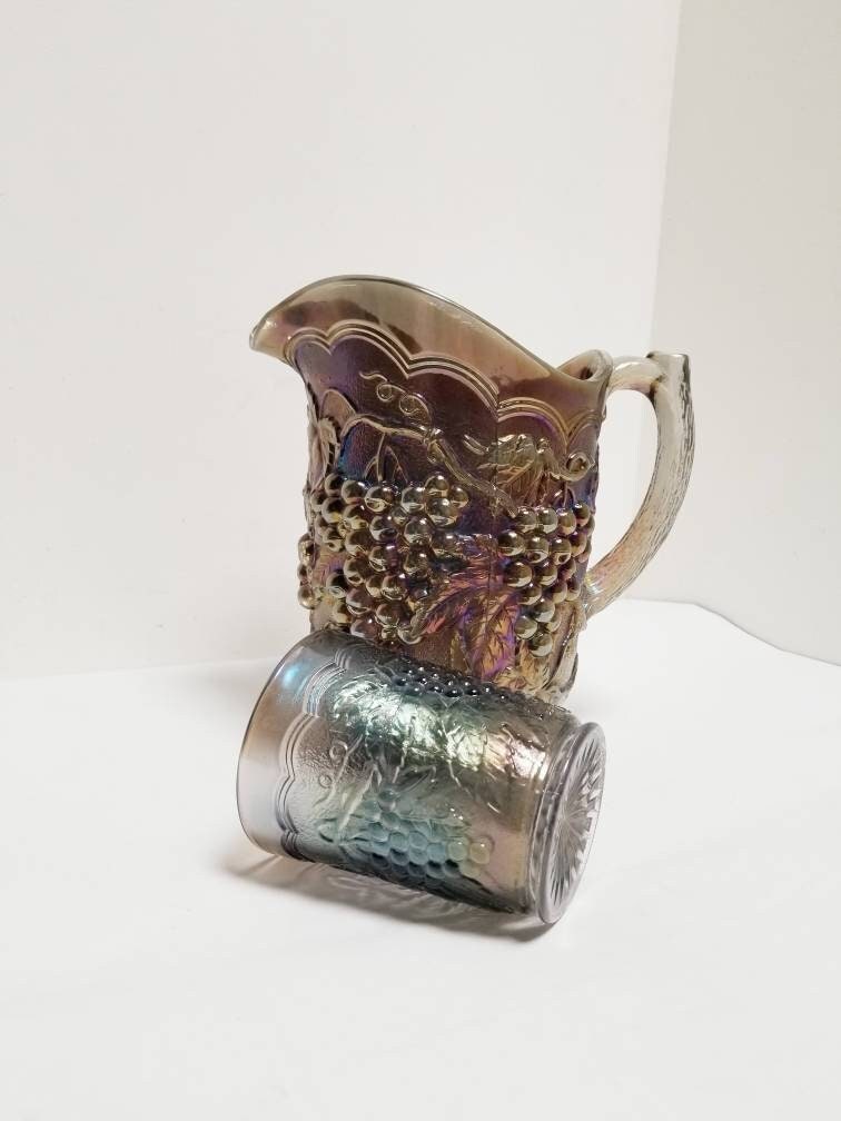 Pichet en Verre Vintage Iridescent Amethyst Carnival avec Motif de Raisin et Câble Gobelet Assorti.