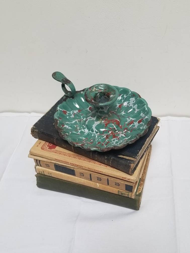 Bougeoir en Émail Rustique Vintage Français. Bougie de Transport Wee Willy Winkie' Style. Motif Tour