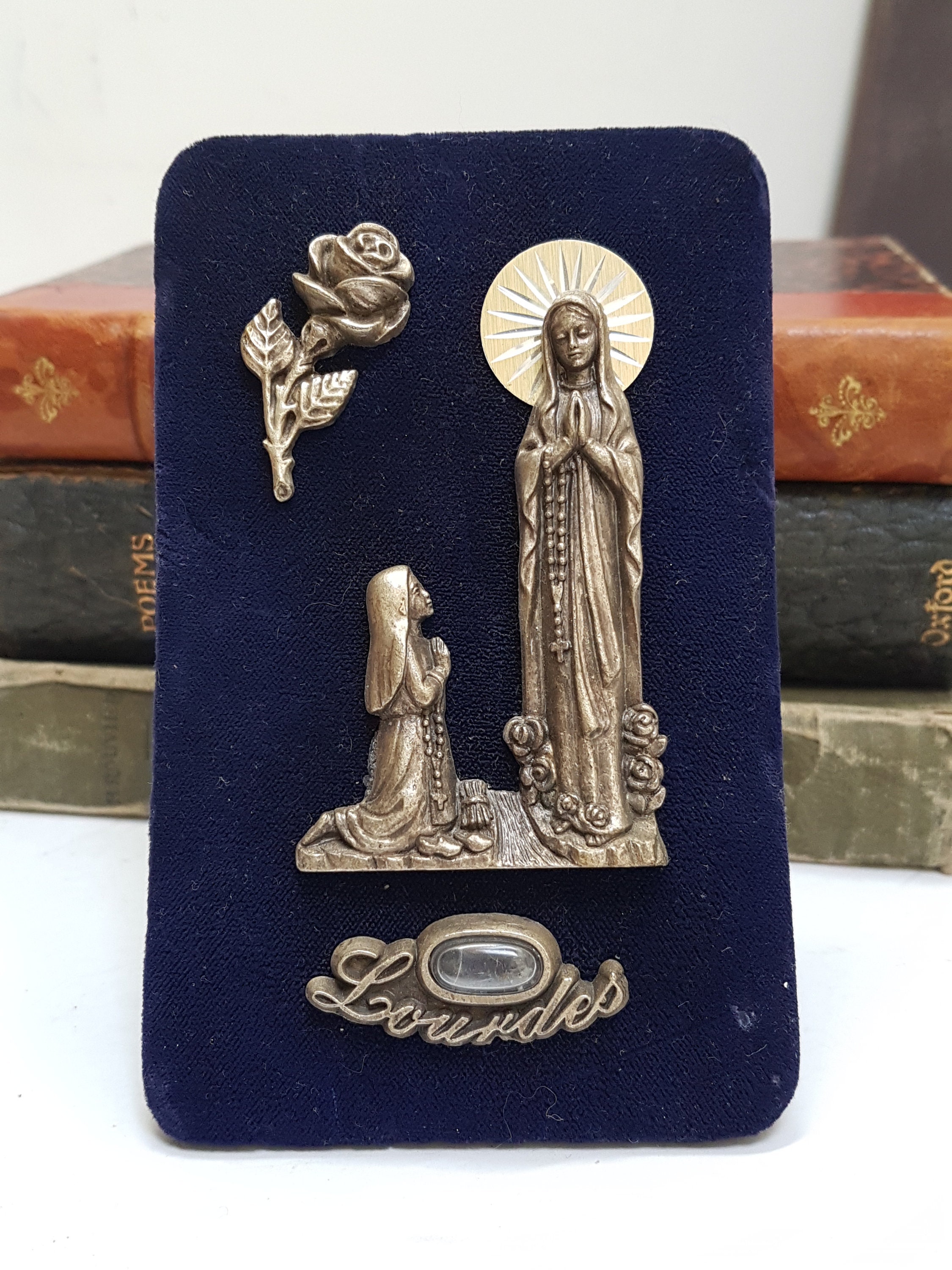 Vintage Français Lourdes Blue Velvet Picture avec Des Figures Métalliques Sainte Bernadette et La Ma