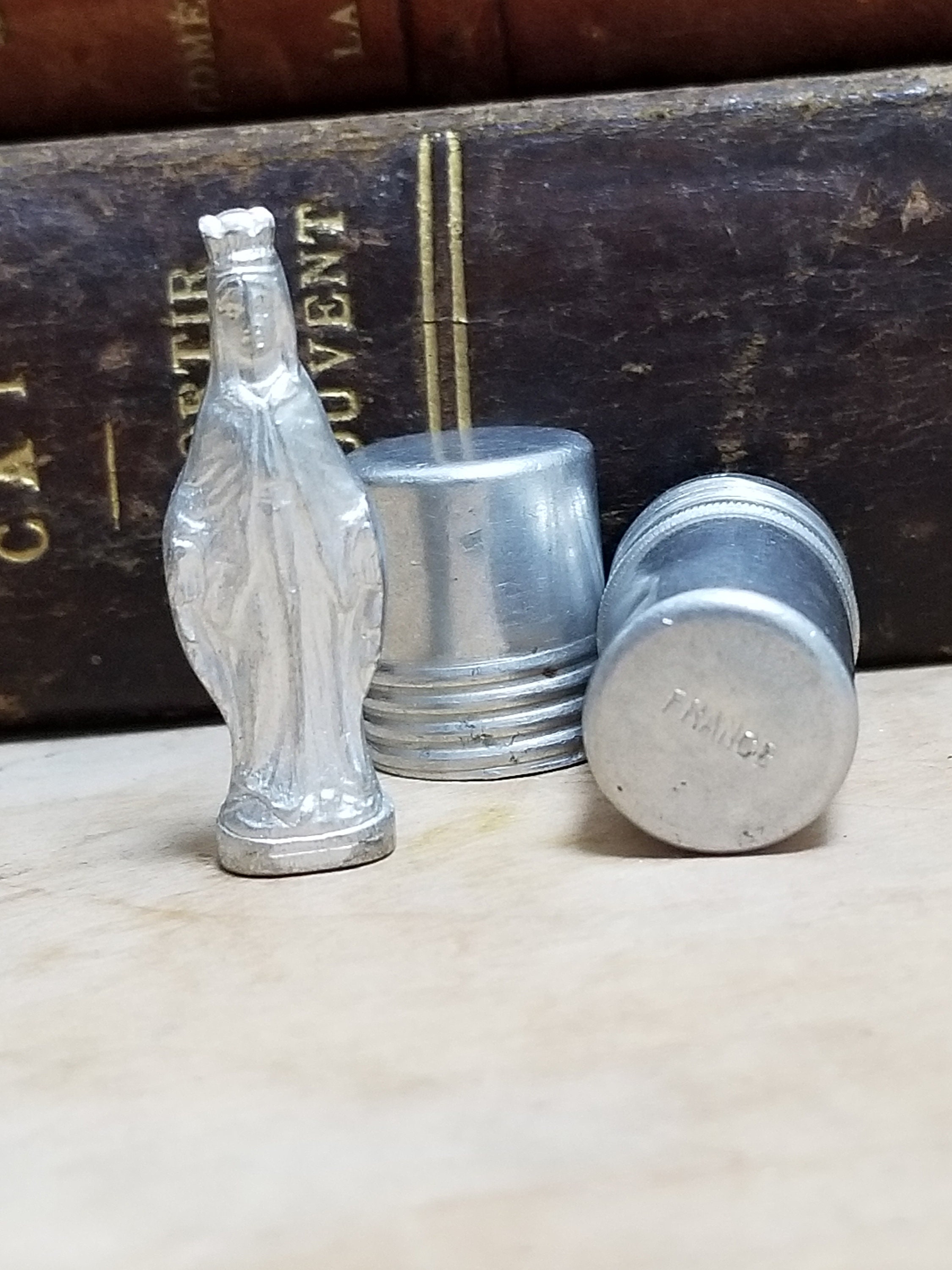 Figurine Vintage Tiny Madonna Aluminium Dans Un Boîtier de Poche en Métal. Wwii Era Pocket Shrine Vi