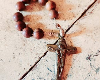 Rosario francese antico da dito con crocifisso doloroso in bronzo con perline di legno
