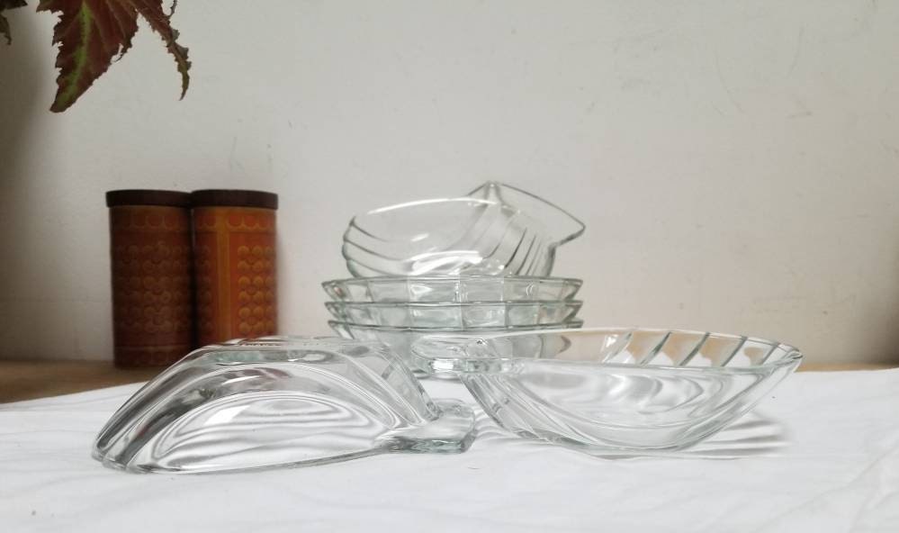 Vintage Français 6 Pyrex Dishes Scallop Shell Shape et Clear Glass Ovenware Des Années 1960.