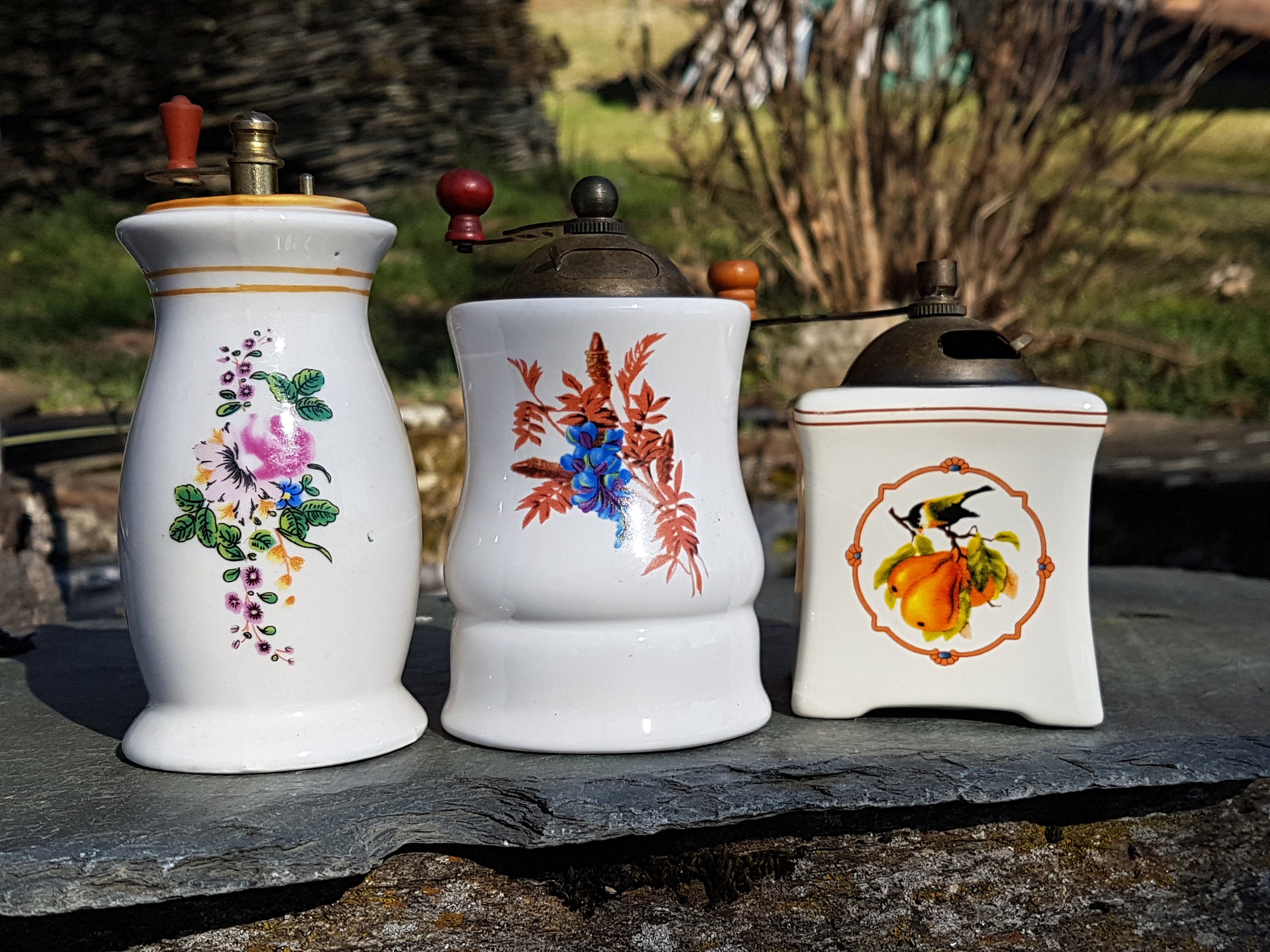 Petit Moulin à Poivre Décoratif Français. Mini en Céramique. Poire et Oiseau/Rose Rose Fleur Bleue. 