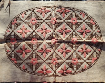 Bufanda de mesa de lino de avena oscura bordada francesa antigua. Mantelería