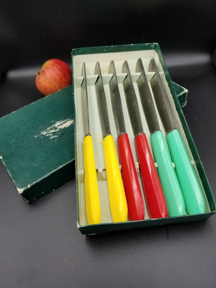 Vintage Français Colorful Set 6 Bakelite Knives. Vibrant Green Bakelite, Red Yellow Bakelite. Ensemb