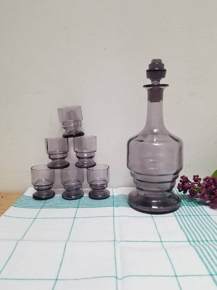 Vintage Français Petite Carafe en Verre Violet Améthyste avec 6 Petits Verres de Liqueur Assortis Mi