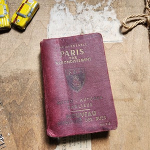 Guía indispensable de París de Raymond Denaés, década de 1950, con repertorio de calles. TEXTO EN FRANCÉS y algunas traducciones en inglés