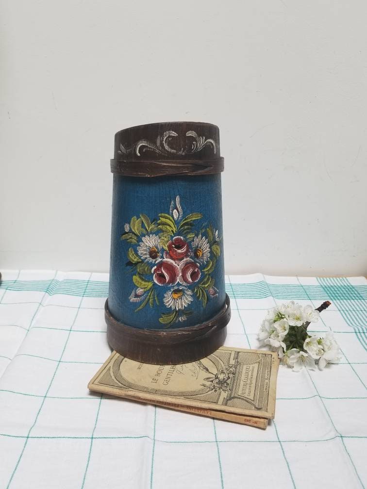 Vintage Wood Pitcher Blue avec Fleurs Peintes à La Main Pour Décoration.