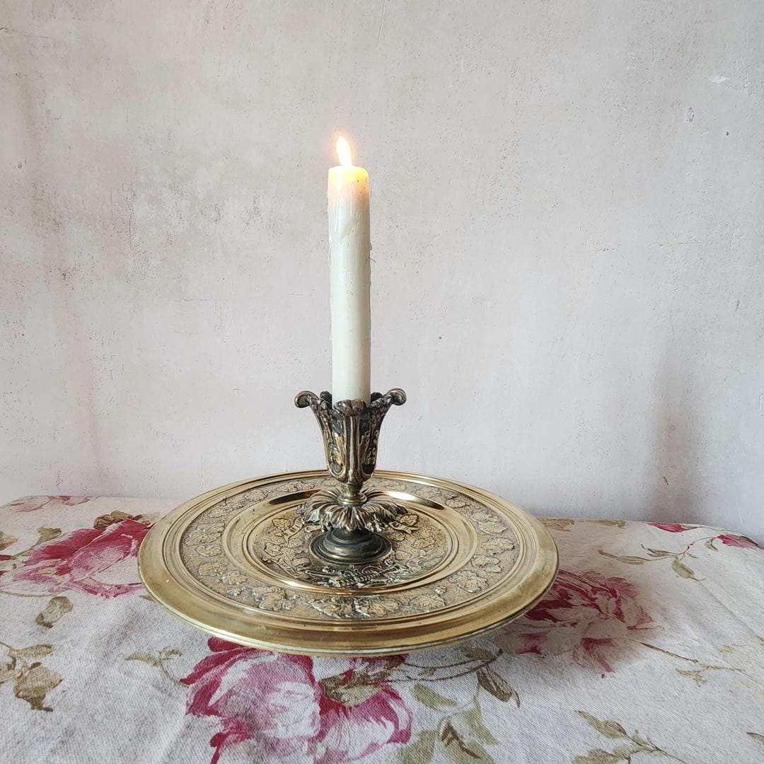 フランス製　アンティークの真鍮のペアのキャンドルスタンド！細かな細工が素敵です！ フランス製 アンティークの真鍮のペアのキャンドルスタンド！細かな