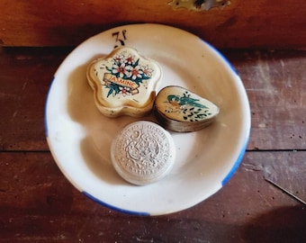 VENDU SÉPARÉMENT boîtes à pilules vintage. Boîte en fer blanc à fleurs de jasmin. Paris Sucre Edulcor. Boîte à pilules en forme d'oiseau peinte à la main et coque en laiton