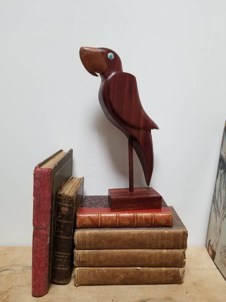 Statue de Perroquet en Bois Français Vintage. Signé. Statue d'oiseau Tonalité Rouge Lourd Des Années