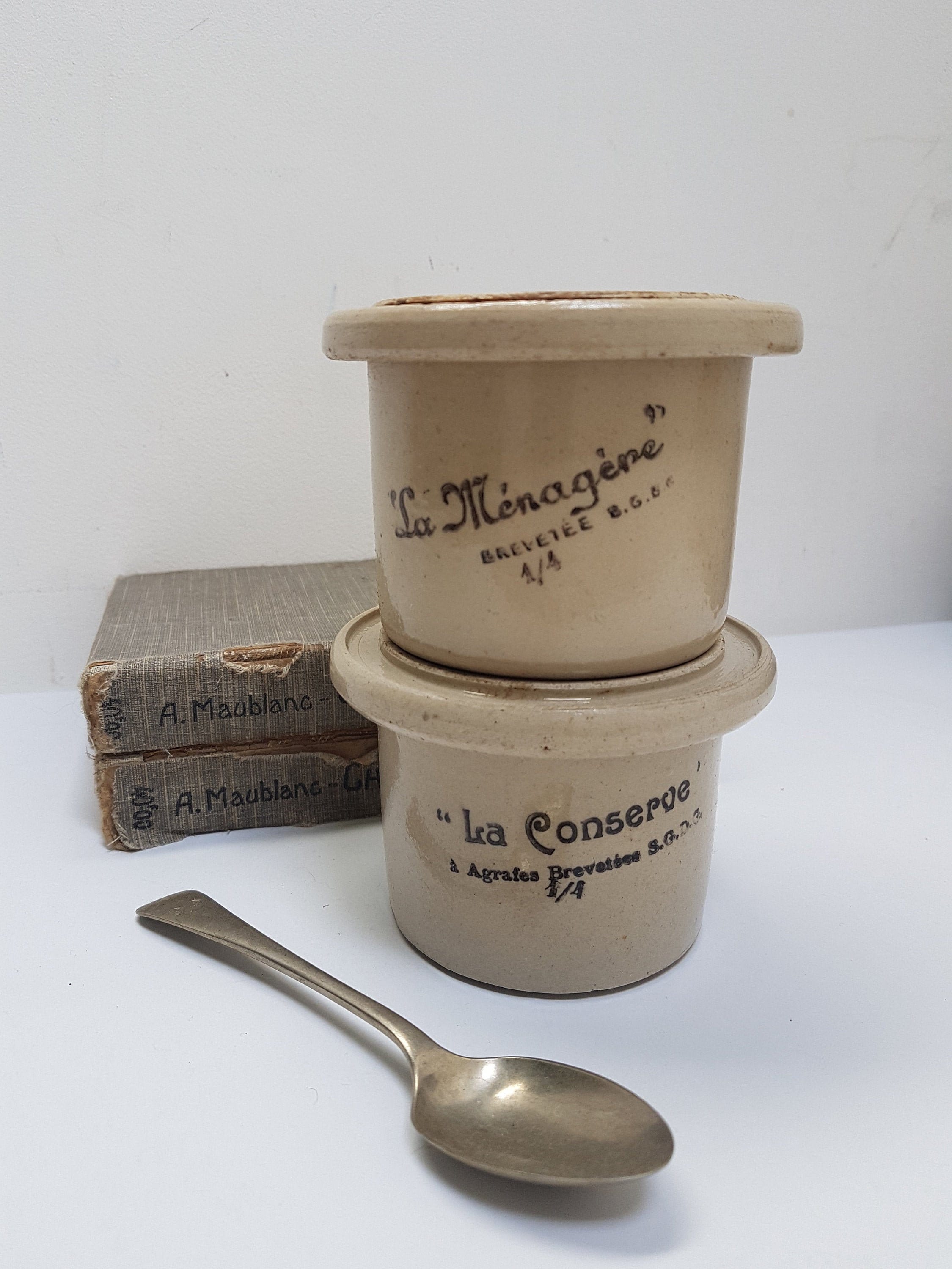 Français Paire Antique La Conserve' et Menagère' 1/4 Pots en Grès avec Cuillère Anglaise Walker & Ha