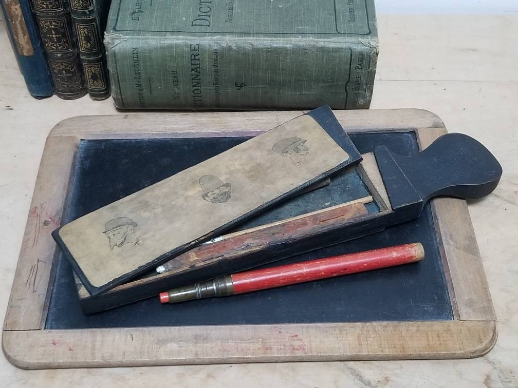 Vintage Français Pieds Nickelés Boîte à Crayons en Bois Plumier' avec Aléatoires et Un Stylo Plume E