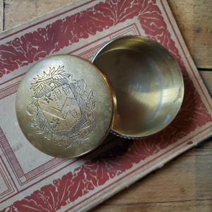 Caja antigua de latón francés: Cráneo de diablo cómico, caja redonda para tabaco