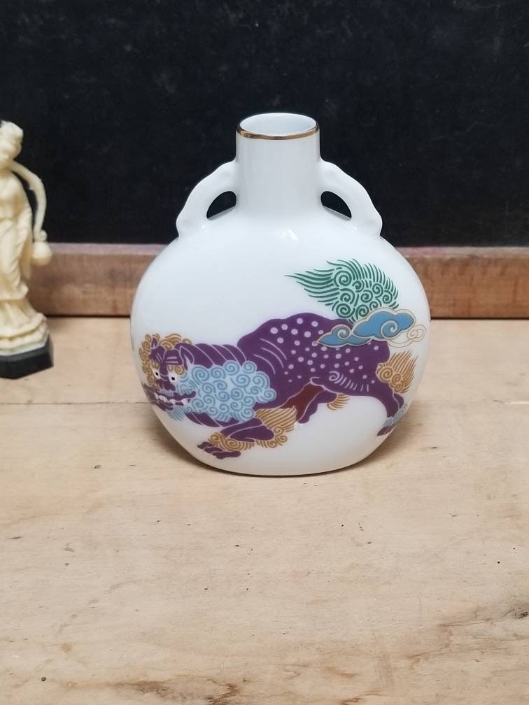 Petit Vase Japonais Vintage en Porcelaine Noritake avec Des Chiens Foo Audacieux de Chaque Côté
