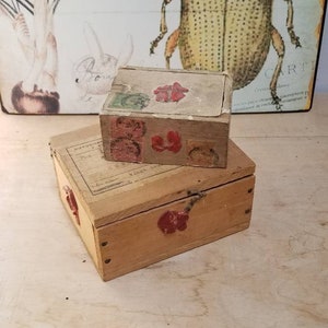 SE VENDE POR SEPARADO Par de buzones franceses antiguos de madera. 1x grandes 1x pequeñas cajas postales de madera con sellos de cera antiguos y sellos postales.