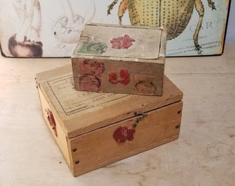 SEPARAT VERKAUFT Vintage Paar französische Holzbriefkästen. 1x Große 1x Kleine Holz Briefkästen Mit Alten Wachs Briefmarken Und Briefmarken.