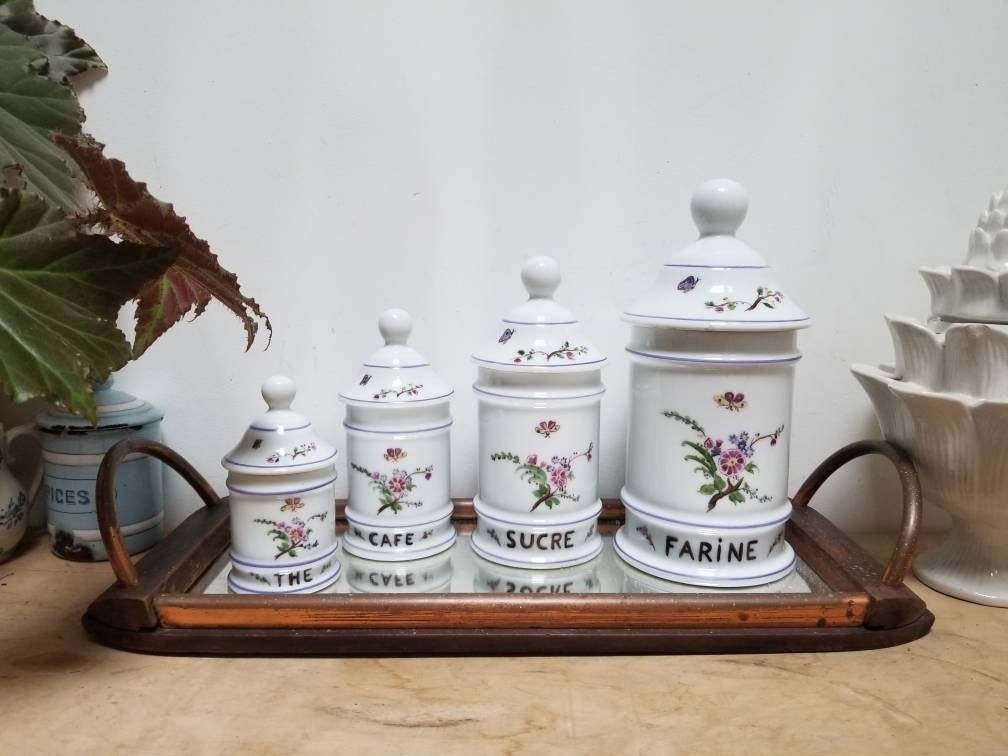 bocaux de stockage pharmacie en porcelaine blanche française vintage peints à la main pour une utilisation cuisine. farine, sucre, café, thé