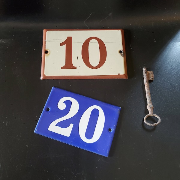 Vintage französische Emaille Hausnummer Plaketten Nummer 10 & Nummer 20