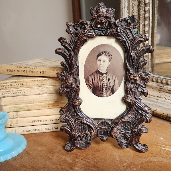 Cadre photo ancien en papier mâché, technique de repousse des années 1800, France