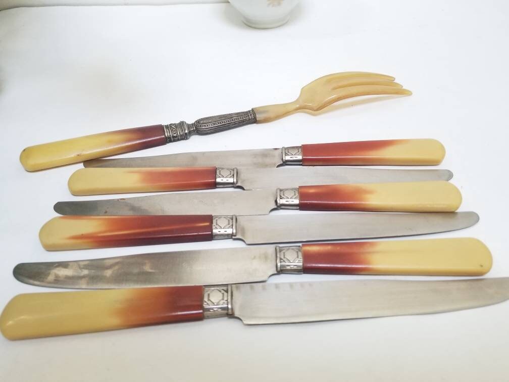 Ensemble de Français Vintage 6 Couteaux avec Poignées Bakelite à Deux Tons et Une Fourchette Salade.