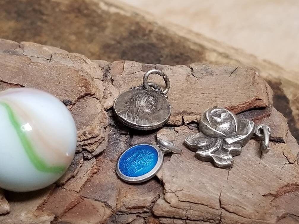 Pendentif Religieux Lourdes France, Basillica Blue Enamel. Visite de Vierge Marie. Pendentif en Form