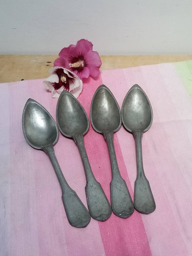 Français Vintage Ensemble de 4 Grandes Cuillères en Étain La Fin Des Années 1800.