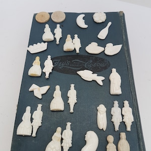 VENDU SÉPARÉMENT Choisissez parmi 30 fèves françaises en plastique blanc d'avant-guerre. haricots à gâteaux vintage. Porte-bonheur pour la pâtisserie. Haricot de cuisine française