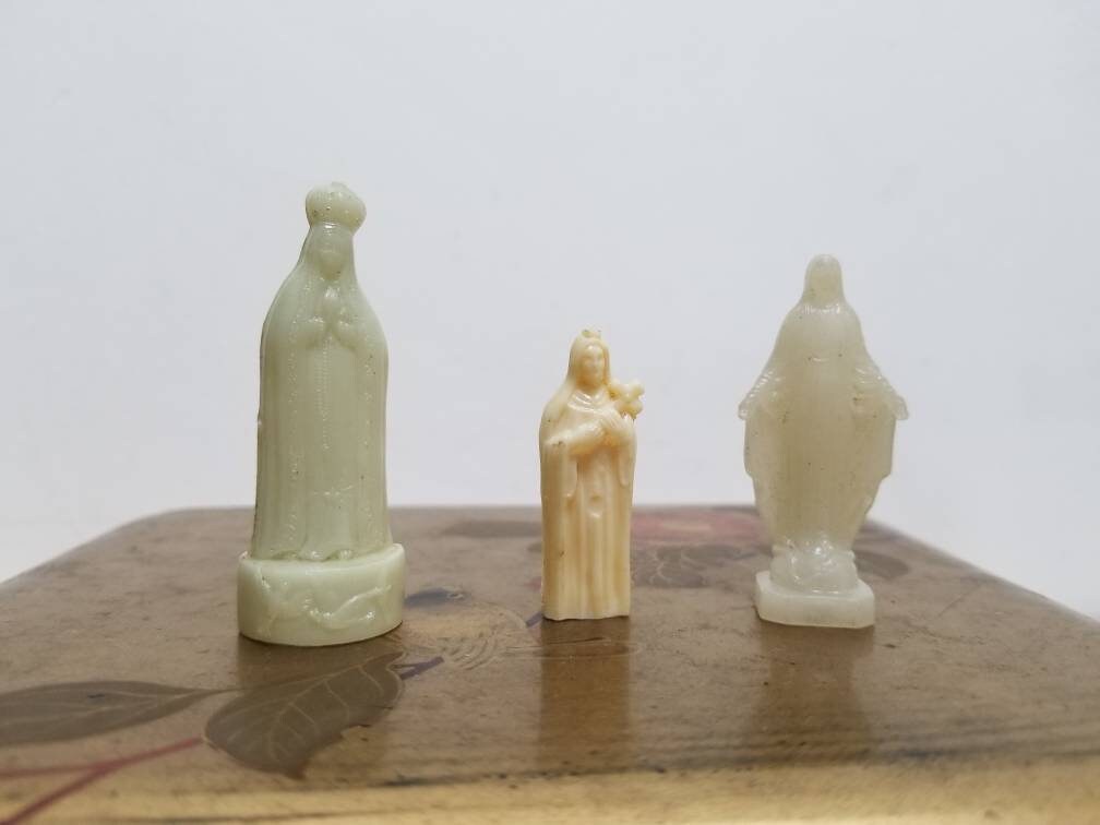 Vendu Séparément Vintage Français Petite Statue de Poche en Plastique La Vierge Marie. Brillez Dans