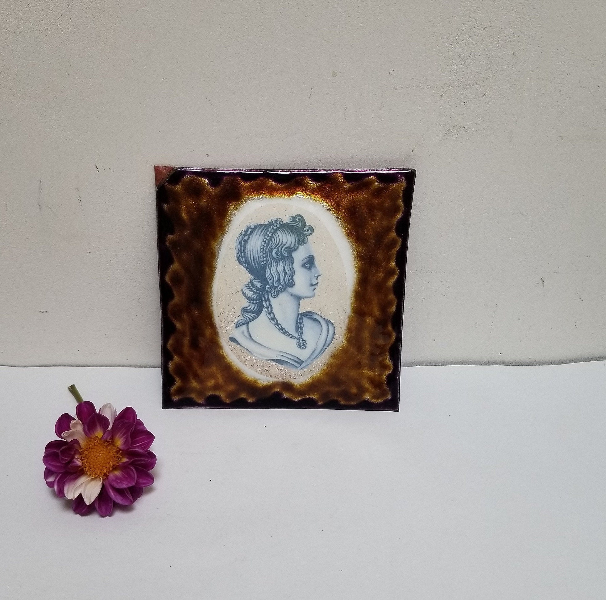 Plaque ou Carreau de Cuivre Émaillé Français Antique avec Portrait Style Néo-Classique. Tuile Profil