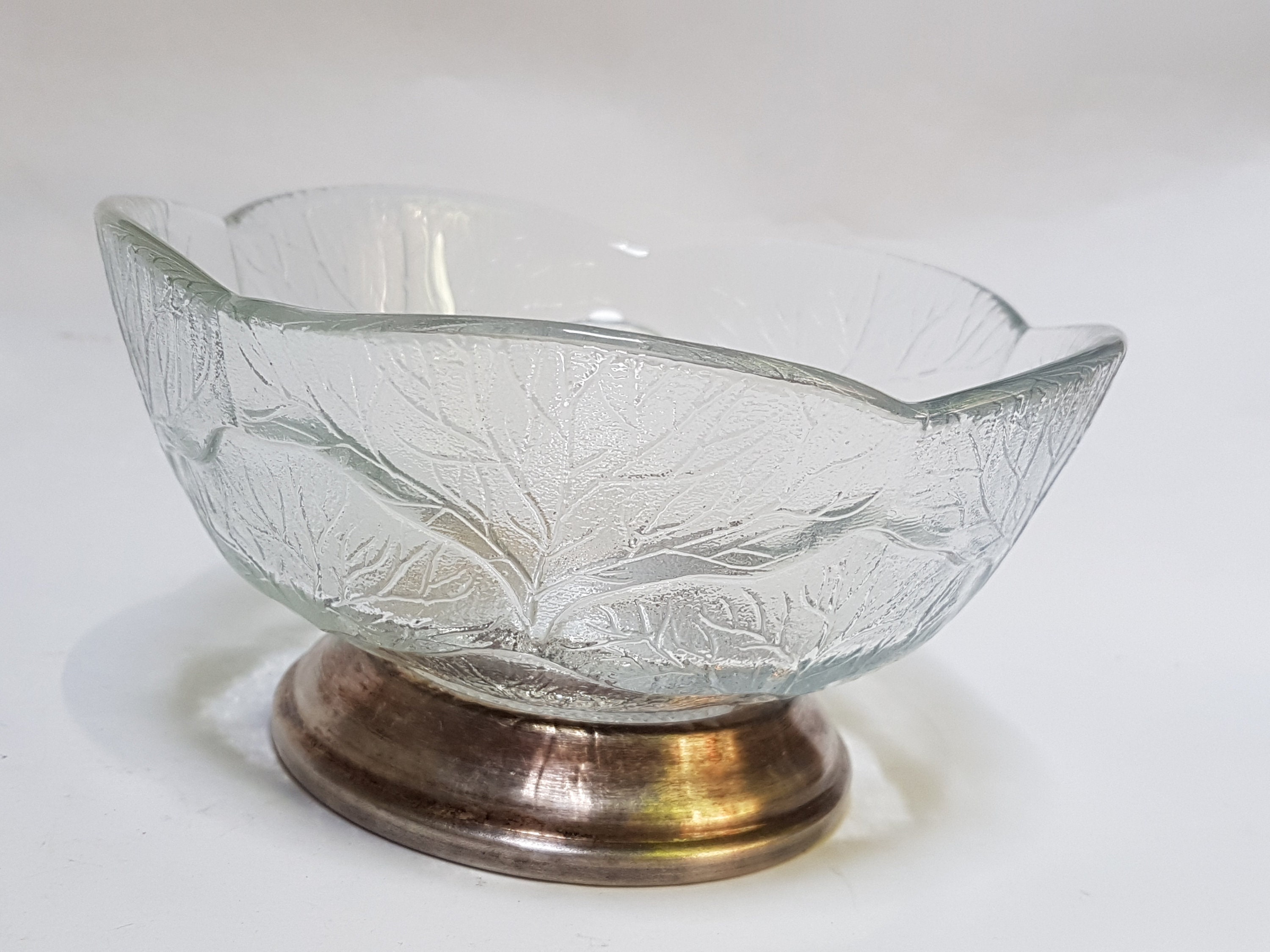 Vintage Glass Bowl avec Motif en Verre Pressé de Feuilles Ginko. Bol Base Piédestal Métal. à Trinket