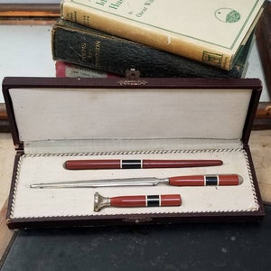 Juego de escritura francés vintage de bolígrafo, sello de cera y abrecartas con mangos de madera esmaltada decorados con banda negra en caja original