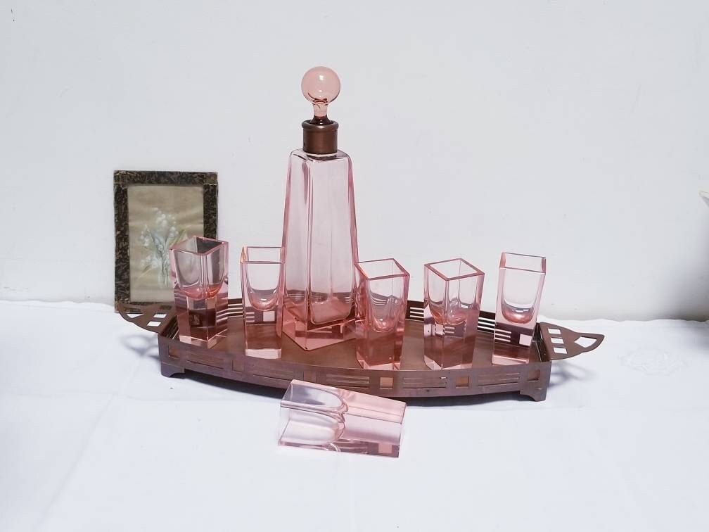 Vintage Français Forme Carrée Verres de Liqueur Rose et Carafe à Col en Cuivre Encerclé sur Un Plate