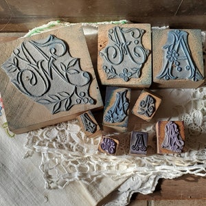 KIES EEN 'A' Vintage Franse rubber- en houten borduurstempels, allemaal met initiaal A-stencil