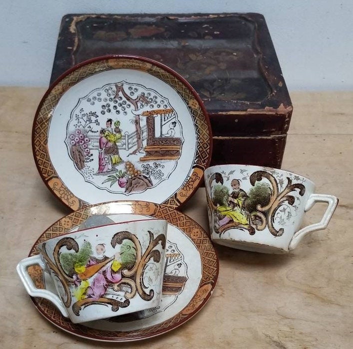 Antique 19Ème Siècle Français 2 Sarreguemines Tasses à Thé et Soucoupes Chinoiserie Style Scènes de 