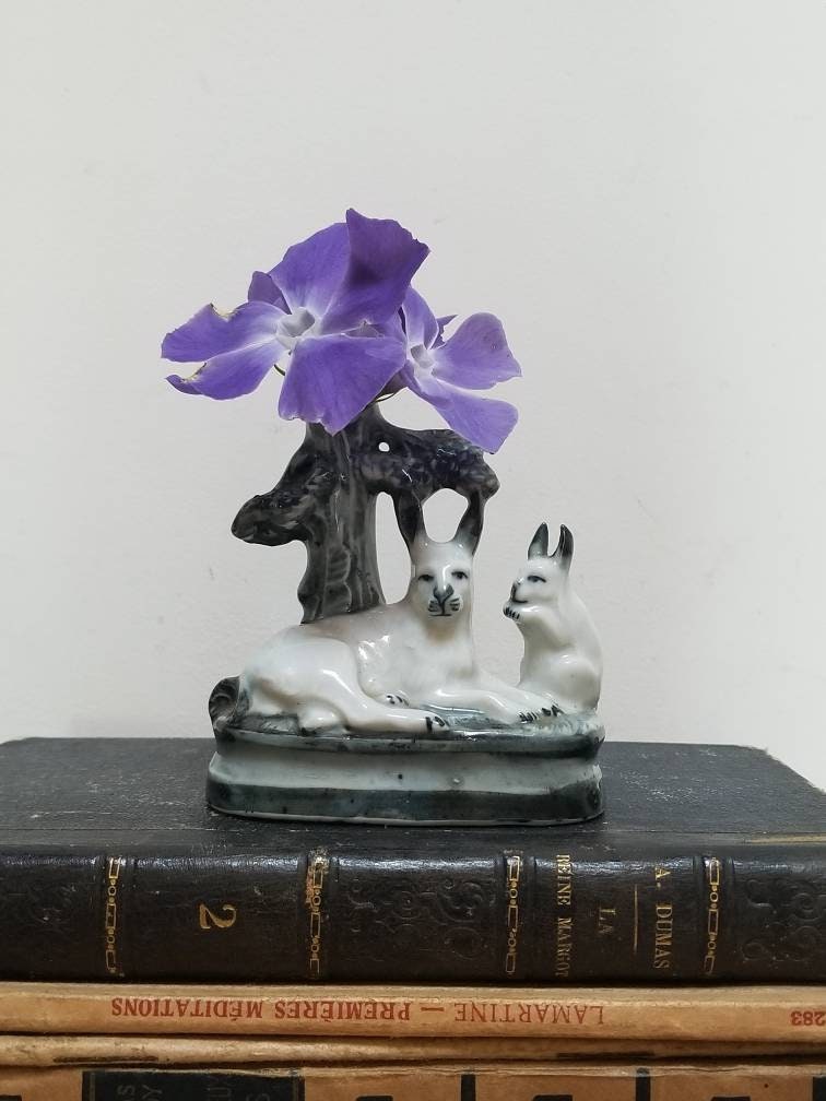 Ancien Petit Vase à Bourgeons en Céramique avec Des Lapins Se Prélassant La Base d'un Tronc d'arbre 